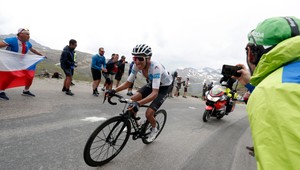 Piatkovú 19. etapu na Tour de France museli skrátiť kvôli snehu a zosuvu pôdy. Bernal vyzliekol zo žltého dresu Alaphilippa