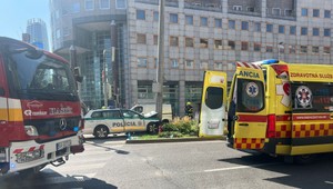 V blízkosti nákupného centra policajné auto nabúralo do stĺpu