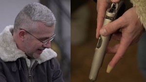 To vyzerá poriadne nebezpečne: Namiesto welcome drinku vytiahne Juraj na svojich hostí pištoľ!