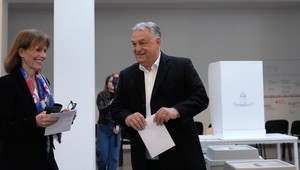 ONLINE: Viktor Orbán už gratuloval Péterovi Magyarovi k výhre. Priznal porážku