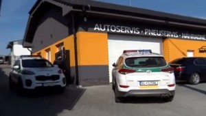 Policajti prehľadali viaceré budovy. Pri razii zatkli majiteľa autoservisu