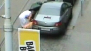 Šikovný Poliak v Prahe. Rozpílil papuču, policajti žasli!