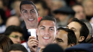 Fanúšikovia Realu dali maskami najavo podporu Ronaldovi