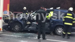 Zábery z miesta havárie. V Bratislave vletelo auto pod kamión