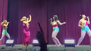 Striptíz na koncerte hviezdnej speváčky?! Odhodila podprsenku a vytasila poprsie, tanečnice sa pridali!