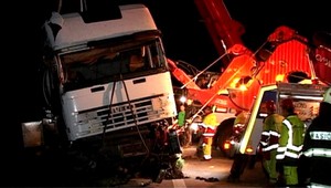 Cisterna skončila v priekope. Vyťahovanie trvalo 12 hodín