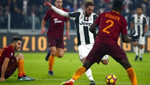 Stará dáma v trháku. Zariadil to nádherným gólom Higuáin