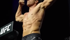 Šialená premena! Hviezdny herec nabral svaly, vstúpil do klietky MMA a zložil súpera!