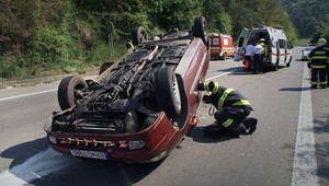 VIDEO Z MIESTA NEHODY: S deťmi vrazila do auta so sliepkami, prevrátili sa