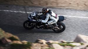 Motorkár narazil do domu, po troch hodinách nafúkal ešte štyri promile