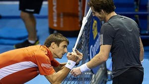 Zahodil 5 mečbalov! Súpera vítal na sieti vztýčenými prostredníkmi