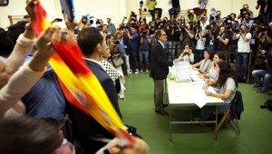 Katalánci si volili parlament, podľa odhadov vyhrali separatistické strany