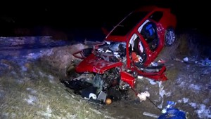 Silný náraz do betónového mostíka stál matku so synom život: Ďalší člen rodiny je v nemocnici