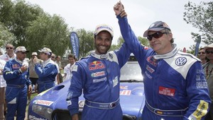 Sainzov premiérový triumf na Rely Dakar, úspech Svitka letí do sveta