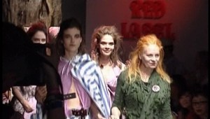 Vivienne Westwood miluje úplne obnosené šaty