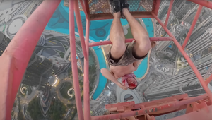 Schoval sa pred stavebnými robotníkmi: Vyliezol na 400 metrov vysoký žeriav a zavesil sa dolu hlavou