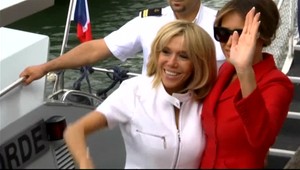 Trump opäť pobúril. V Paríži obdivoval postavu Macronovej ženy