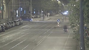VIDEO: Brnianski policajti neverili vlastným očiam. Opitý Slovák na bicykli držal krígle v rukách