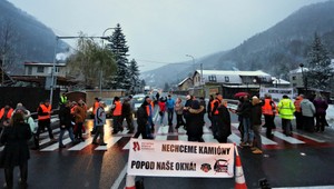 Protestujúci zablokovali dopravu. Nechcú mať z mesta koridor pre kamióny