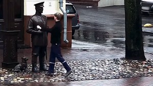 Mladík dal facku soche z čias cárskeho Ruska. Policajti mu prikázali soche sa ospravedlniť