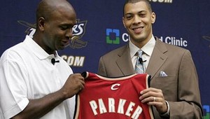 Cleveland chce o rok titul, kúpil Anthonyho Parkera