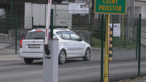 Colník čelí obvineniu z podplácania. Hrozia mu tri roky väzenia