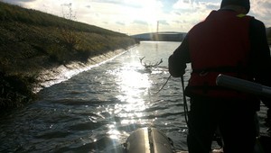 FOTO: Hasiči zachránili jeleňa uviaznutého v derivačnom kanáli Váhu