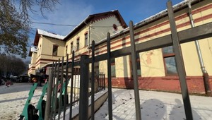 Záhadné úmrtie v čakárni železničnej stanice