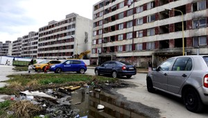 Na Luník IX dorazil bager, miestnym zlikvidoval schody do bytovky