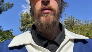 Slávny spevák desí fanúšikov svojím vzhľadom: Čo sa to s ním deje, vyzerá ako bezdomovec!