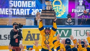 Dvaja slovenskí hokejisti sa tešia z fínskeho majstrovského titulu