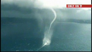 Nevídaný prírodný úkaz. Vodné tornádo na oceáne