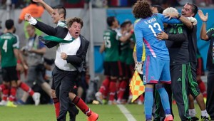 Nefalšované emócie! Tréner Mexika sa váľal s hráčmi na ihrisku