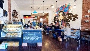 Vegánska reštaurácia vlastnená lesbičkami, ktorá účtovala mužským zákazníkom špeciálne vysokú daň, končí