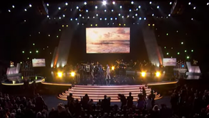 Katastrofy na Grammy! Jeden s HRADOM na hlave, druhá úplne NAHÁ a ďalšie výbuchy...