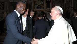 Pápež sa počas audiencie v súkromí rozprával len s Balotellim