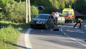 Motorkárka mala dostať šmyk a prejsť do protismeru. Oživovali ju okoloidúci