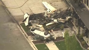 Muž zaútočil na manželku. Následne nabúral s lietadlom do vlastného domu