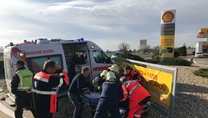 FOTO: Pri Kútnikoch sa zrazila sanitka s kamiónom. Záchranársky personál je v kritickom stave