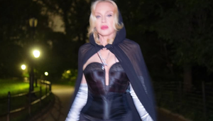 Madonna opäť prestrelila! Sado-maso Vianoce s korzetmi, reťazami a mladým frajerom!