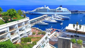 Mesto, v ktorom za päť minút uvidíte jedno Bentley, dve Ferrari a jedno Porsche