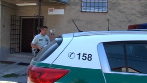 Dvaja muži sa policajtom vyhrážali zabitím, potom ich napadli priamo na policajnej stanici