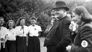 Z rozhlasu v Lamači znela gardistická pieseň Rež a rúbaj do krve