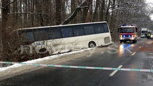 FOTOGALÉRIA. Autobus sa zrazil s dvomi autami, traja zranení
