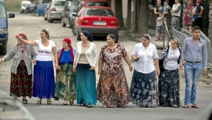 Tri ženy ukradli obrovské železné obruče, osadníci sa bránia