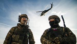 Slovensko splnilo výdavkový cieľ NATO. V tabuľke vedú naši susedia