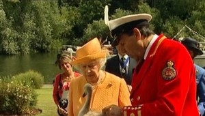 Kráľovná Alžbeta II. je Paňou všetkých britských labutí