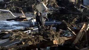 Dôchodcom prináša balíček potravín dron