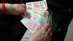 Policajti odhalili dielňu na falošné české bankovky