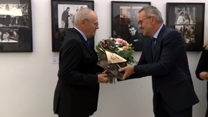 Pre Francúzov je Milan Kňažko ako rytier. Dostal od nich významné ocenenie